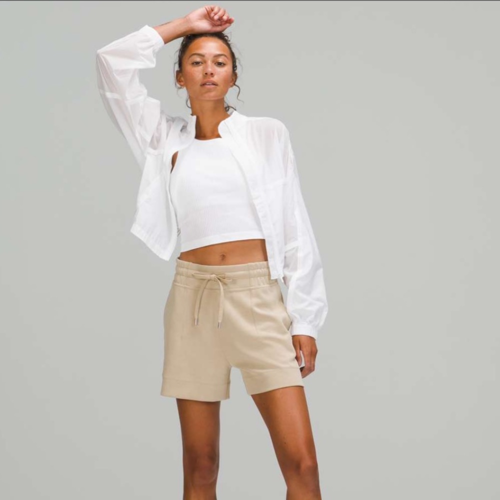 Lululemon Soft Ambitions High Rise Short 4" trench size 6